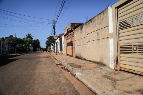 Moradores dizem que casal armado atirou 15 vezes após perseguir motorista em Campo Grande