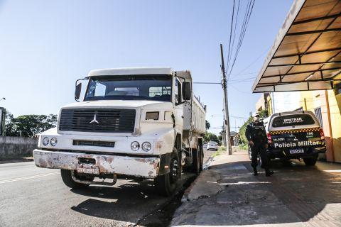 Depois de roubar caminhão de oficina, ladrão é preso bêbado ao cruzar Zahran e bater em poste