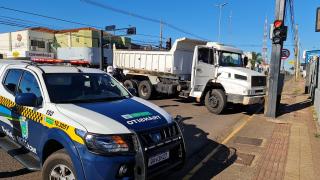 VÍDEO: Câmeras mostram ladrão bêbado furtando caminhão e dirigindo em avenida