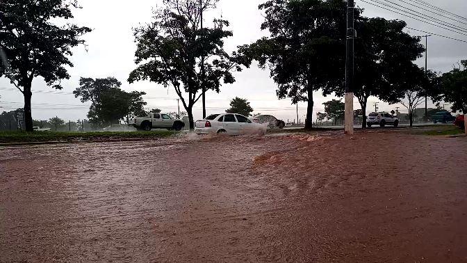 Em 1h, temporal causa alagamentos e estragos em diversos bairros de Campo Grande