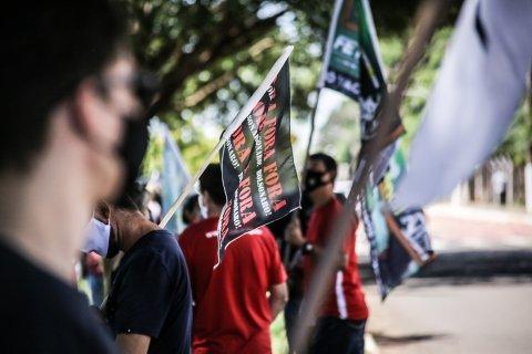 Novo protesto contra Bolsonaro reúne dezenas de pessoas na região sul de Campo Grande
