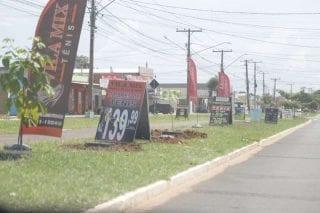 Placas se multiplicam nos canteiros de Campo Grande e já tem gente querendo multar