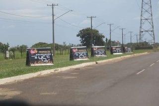 Placas se multiplicam nos canteiros de Campo Grande e já tem gente querendo multar