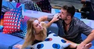 Arthur tentou beijar Carla Diaz a força (Reprodução/Globoplay)