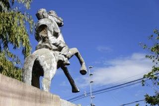 Quem é o artista? Estátua é lembrança do auge de Miltinho Viana, que ainda procura por escultor