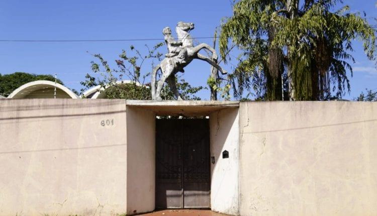 Quem é o artista? Estátua é lembrança do auge de Miltinho Viana, que ainda procura por escultor