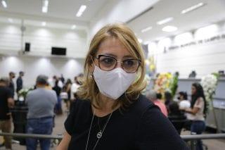 Lilian, filha do coronel Adib, durante velório do pai.jpeg