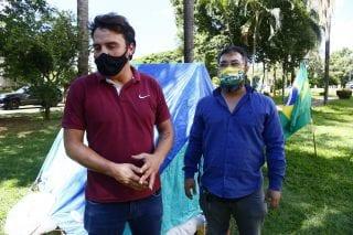 Contra 'fecha tudo', dupla promete dormir em acampamento até o fim do decreto