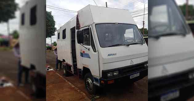 Mecânico transforma micro-ônibus de 1989 em motorhome para viajar a América Latina