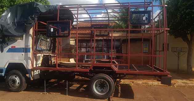 Mecânico transforma micro-ônibus de 1989 em motorhome para viajar a América Latina