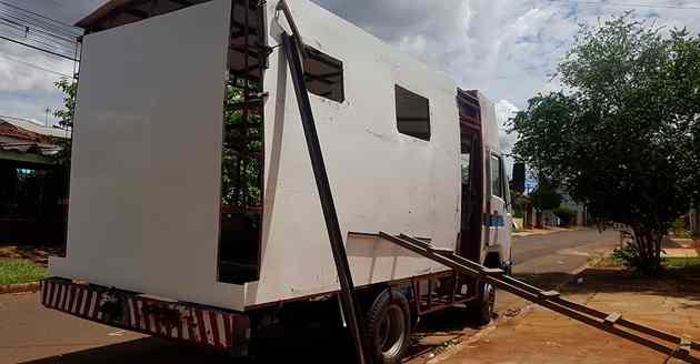 Mecânico transforma micro-ônibus de 1989 em motorhome para viajar a América Latina