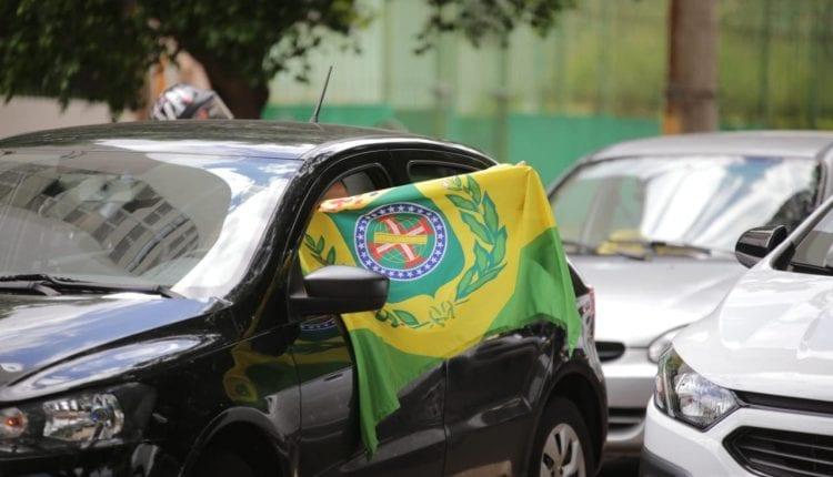 Manifestantes fazem carreata contra 'lockdown' de Reinaldo e em apoio a Bolsonaro na Afonso Pena