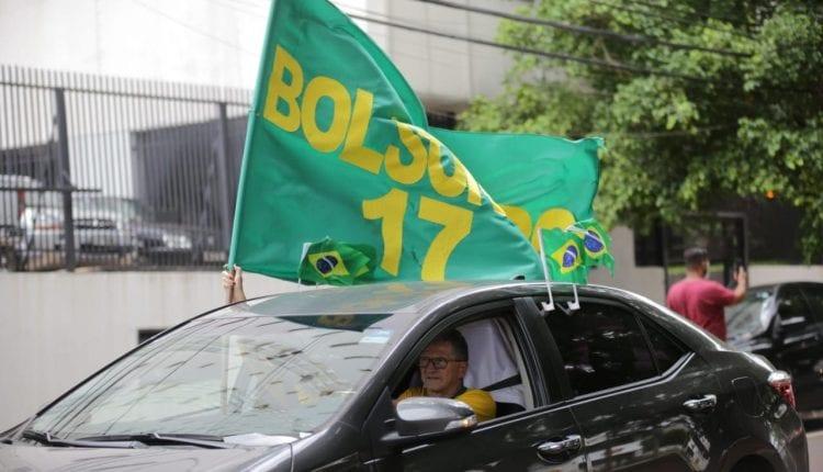 Manifestantes fazem carreata contra 'lockdown' de Reinaldo e em apoio a Bolsonaro na Afonso Pena