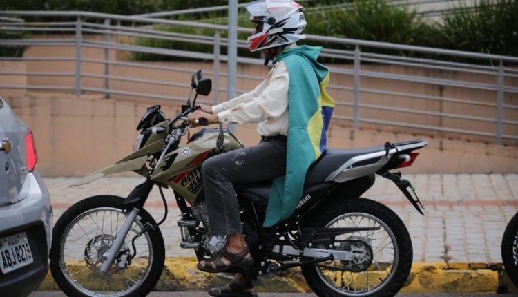 Manifestantes fazem carreata contra 'lockdown' de Reinaldo e em apoio a Bolsonaro na Afonso Pena