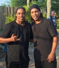 Sósia de Ronaldinho Gaúcho confunde fãs em passeio no Paraguai