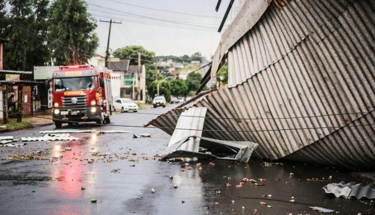 VÍDEO: Vendaval destelha completamente prédio e arranca fiação no Jardim Seminário