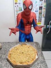 Homem-Aranha entregador? Para alegrar rotina, trabalhadores viram ‘super-heróis'