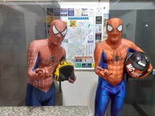 Homem-Aranha entregador? Para alegrar rotina, trabalhadores viram ‘super-heróis'