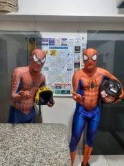 Homem-Aranha entregador? Para alegrar rotina, trabalhadores viram ‘super-heróis'