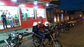 Homem-Aranha entregador? Para alegrar rotina, trabalhadores viram ‘super-heróis'