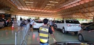 Drive-thru da vacinação amanhece com fila de carros e espera de 1h em Campo Grande