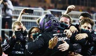 Piloto da Mercedes contou com estratégia da equipe para troca de pneus e travou batalha feroz com holandês da Red Bull