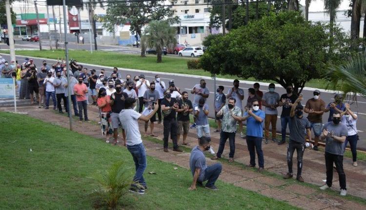 Empresários fazem ‘buzinaço' contra decreto de Reinaldo que restringe comércio e bares