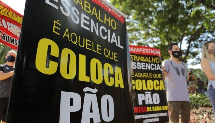 Empresários fazem ‘buzinaço' contra decreto de Reinaldo que restringe comércio e bares