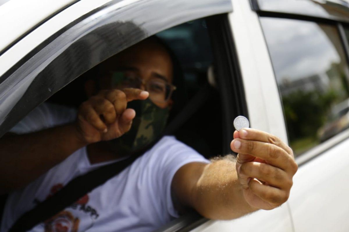 Pelo terceiro dia, motoristas de aplicativo protestam abastecendo Ralt=