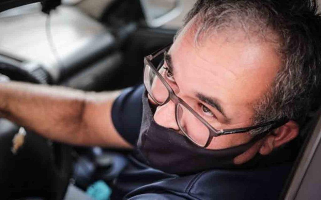 Motoristas de aplicativo abastecem R$ 0,50 exigindo nota durante protesto contra ICMS