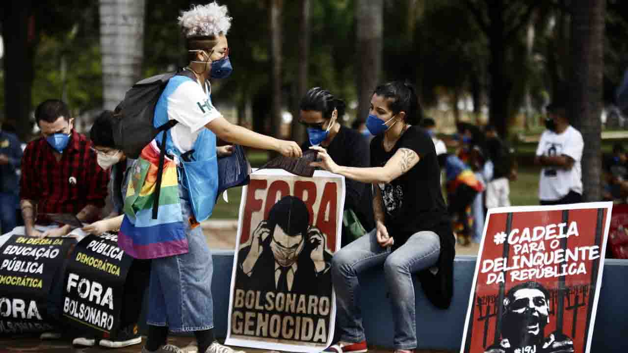[Protesto reúne opositores de Jair Bolsonaro no Centro da Capital. (Foto: Marcos Ermínio)]