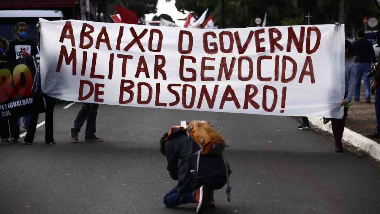 [Protesto reúne opositores de Jair Bolsonaro no Centro da Capital. (Foto: Marcos Ermínio)]