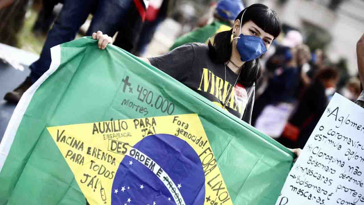 [Protesto reúne opositores de Jair Bolsonaro no Centro da Capital. (Foto: Marcos Ermínio)]