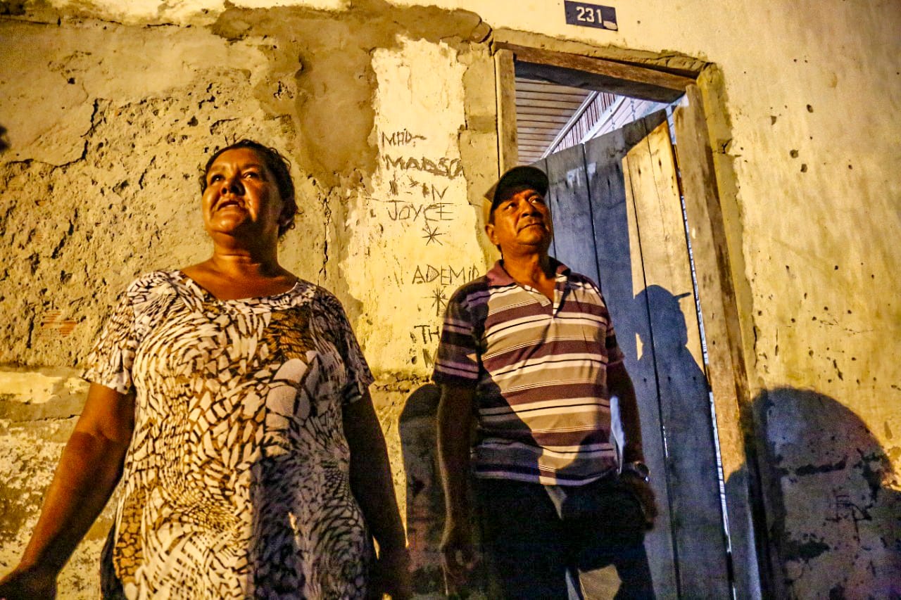 Dona Ramona e o marido viram momento em que chuva rachou parede e levou janela embora