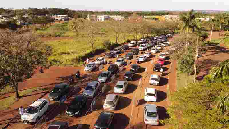 [Fila em drive-thru para vacinação contra a Covid-19 em Dourados. (Foto: Arquivo)]