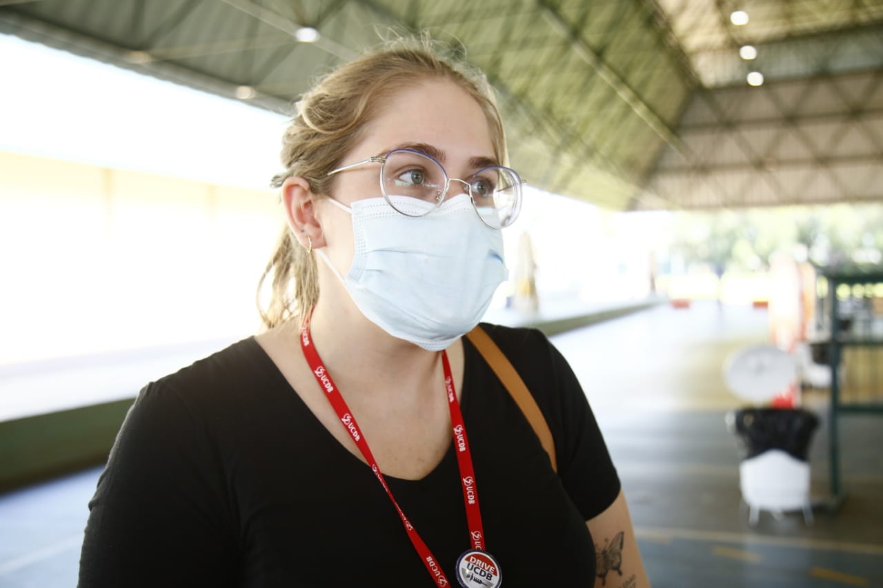 Estudante atua como voluntária em drive de Campo Grande e 'virou meme' ao vacinar o próprio pai