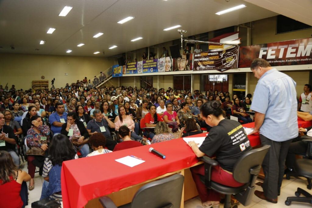 Plenária inicial feita pela Fetems