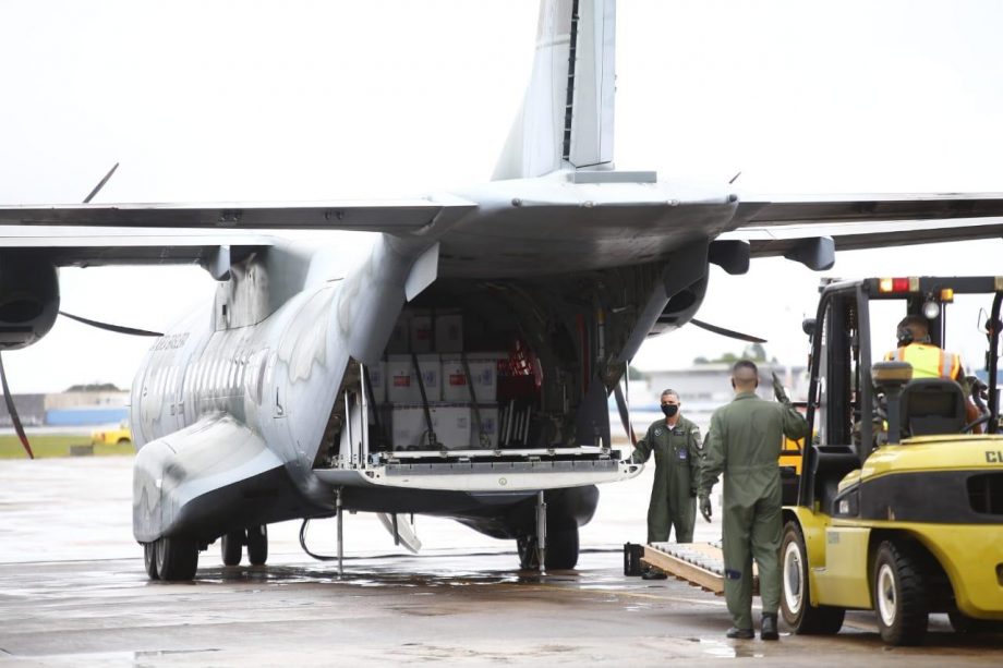 Avião da FAB com 158.766 doses da CoronaVac pousa em Campo Grande