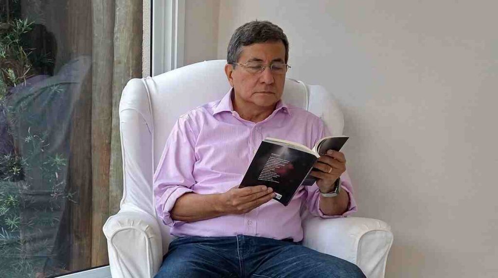 Marcos Estevão dos Santos Moura escreveu livro "Távola de Palavras e Silêncios"