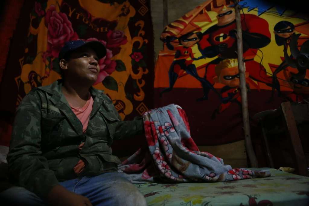 Morador mostra coberta utilizada para se proteger do frio