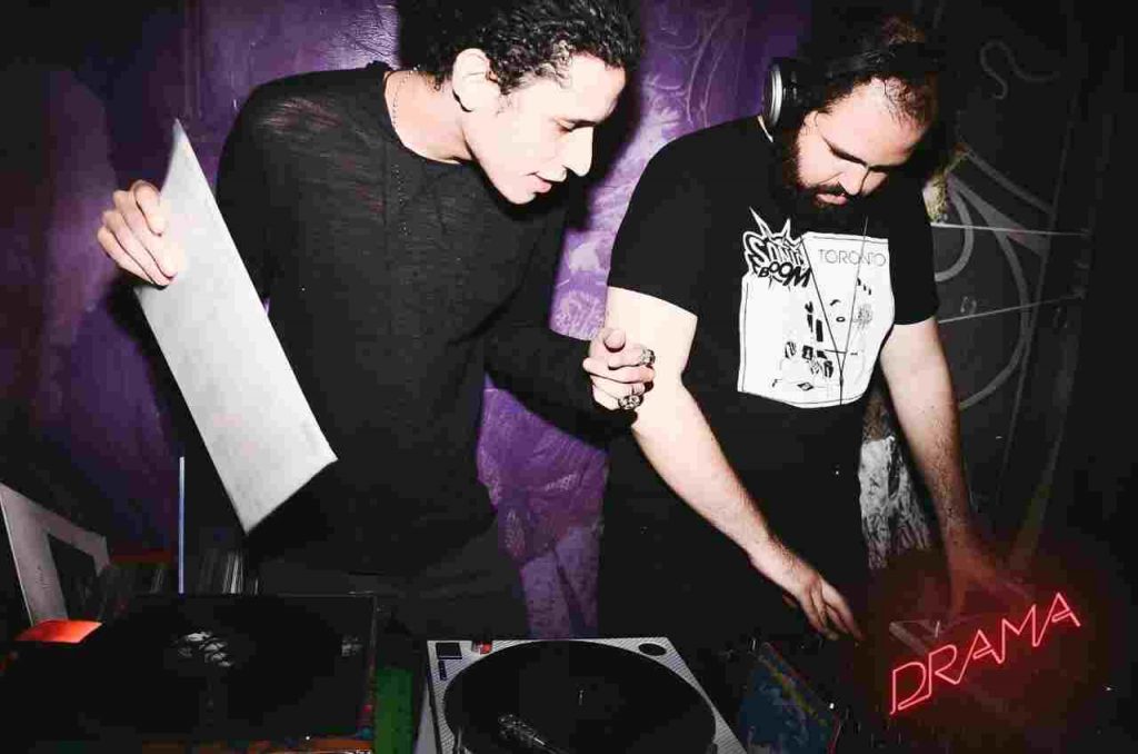Discoteca com vinil chama atenção na Capital