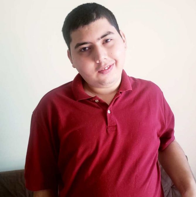 Adulto e autista, Guilherme é dependente