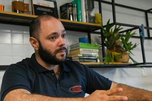 biólogo do Aquário, Heriberto Gimênes Junior