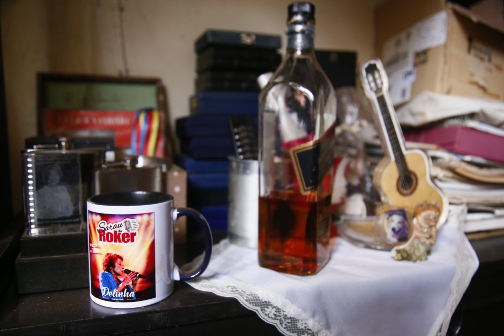 Whisky na estante de Delinha