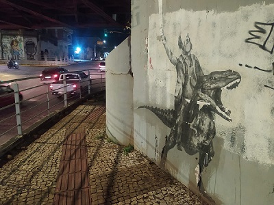 Lambe-lambe na Antônio Maria Coelho mostra suposto Dom Pedro I montado em dinossauro