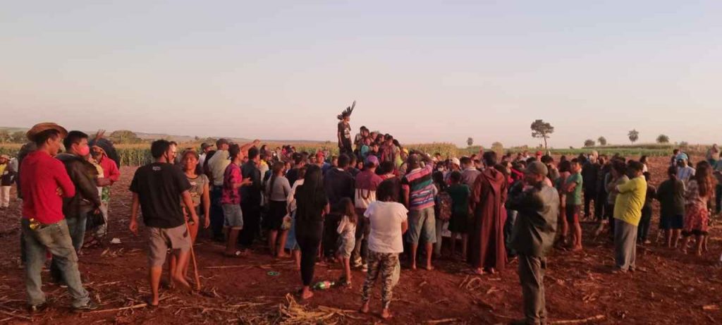 Indígenas da aldeia Amambai e retomada acompanham ritual