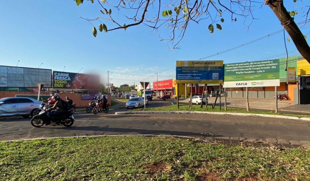 Trânsito na rotatória da Três Barras