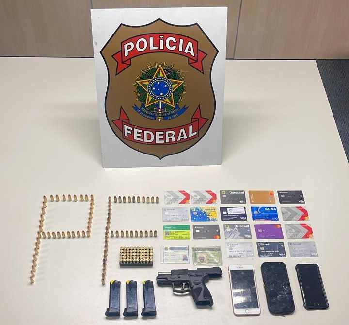 Cartões e arma foram apreendidos na operação