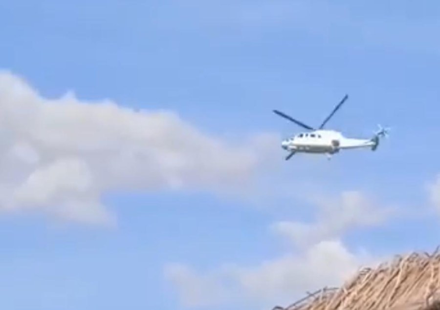 Helicóptero sobrevoa área de confronto