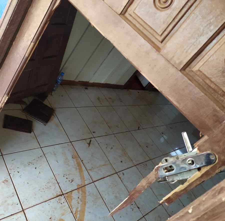 Porta da sede da fazenda após a ocupação